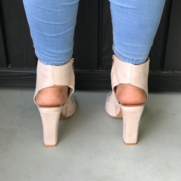 NIB Blush Soft Pink Peep Toe Chic Booties - Picture 3 of 4